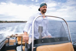 a man is driving his boat into a boat experience