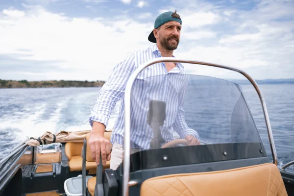 a man is driving his boat into a boat experience